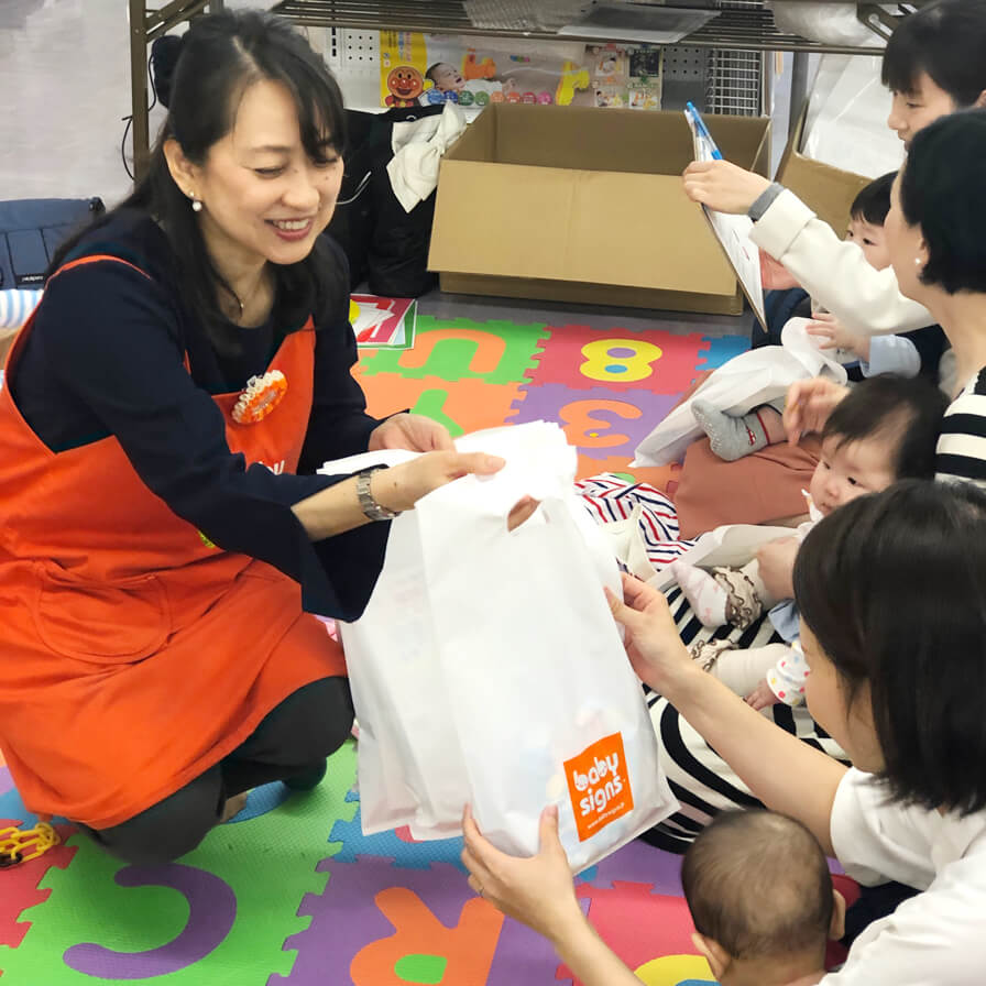 直接手渡しされるお土産バッグ
